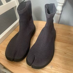 vegan ILYSM tabi shoes size 10.5w - like new